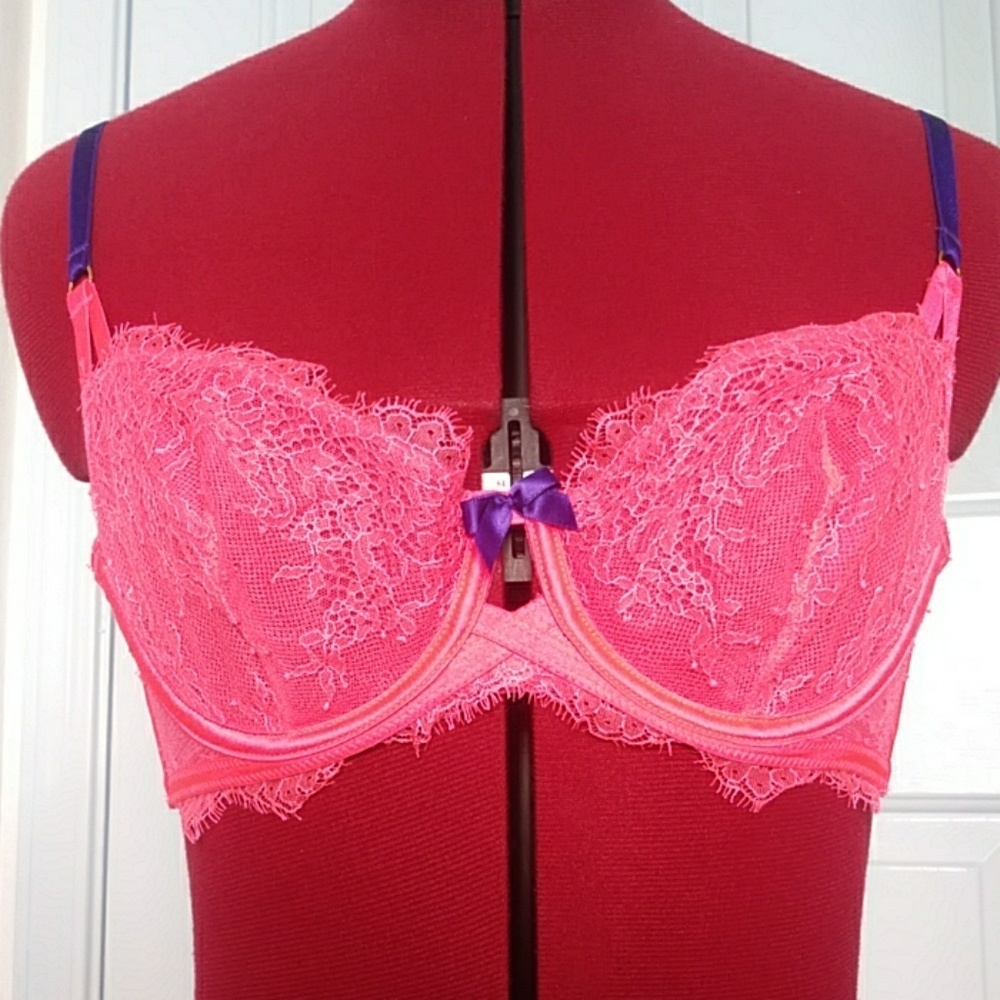 Neon pink lace vs bra
